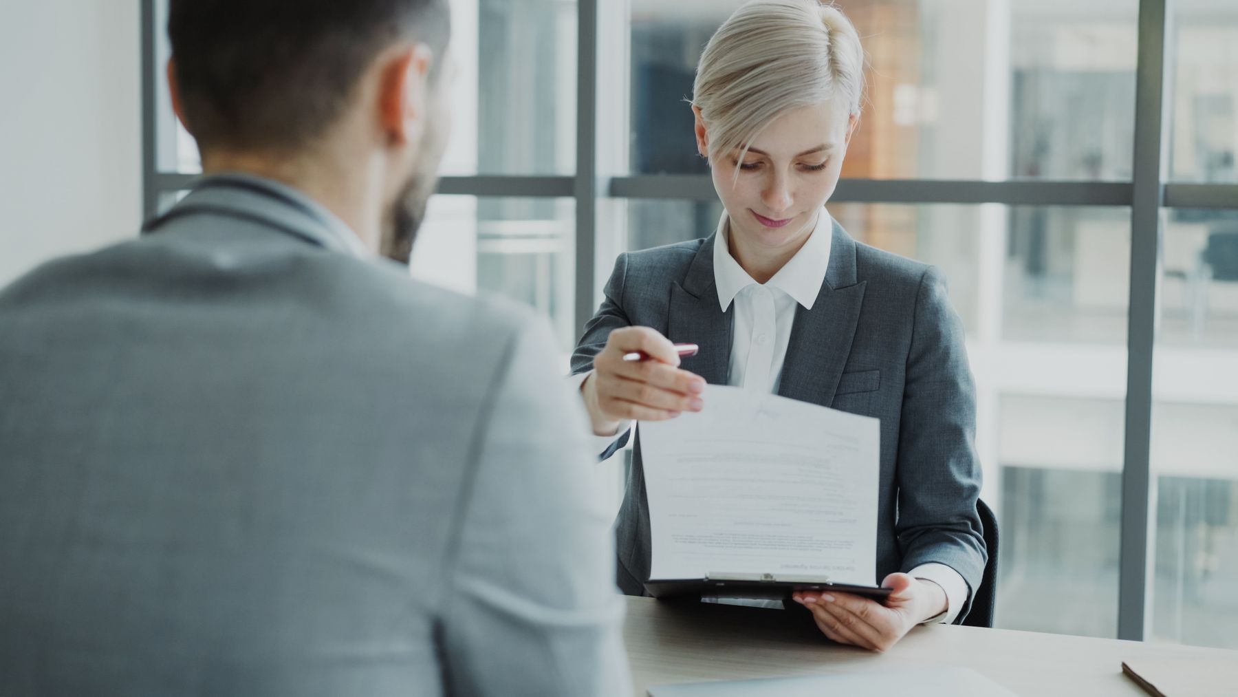 Geschäftsleute besprechen Vertragsunterlagen bei einem Meeting im Büro