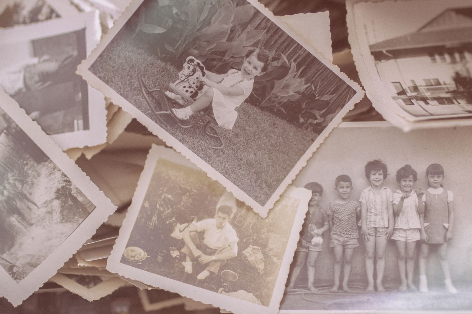 Sammlung alter Familienfotos in Schwarz-Weiß und Sepia