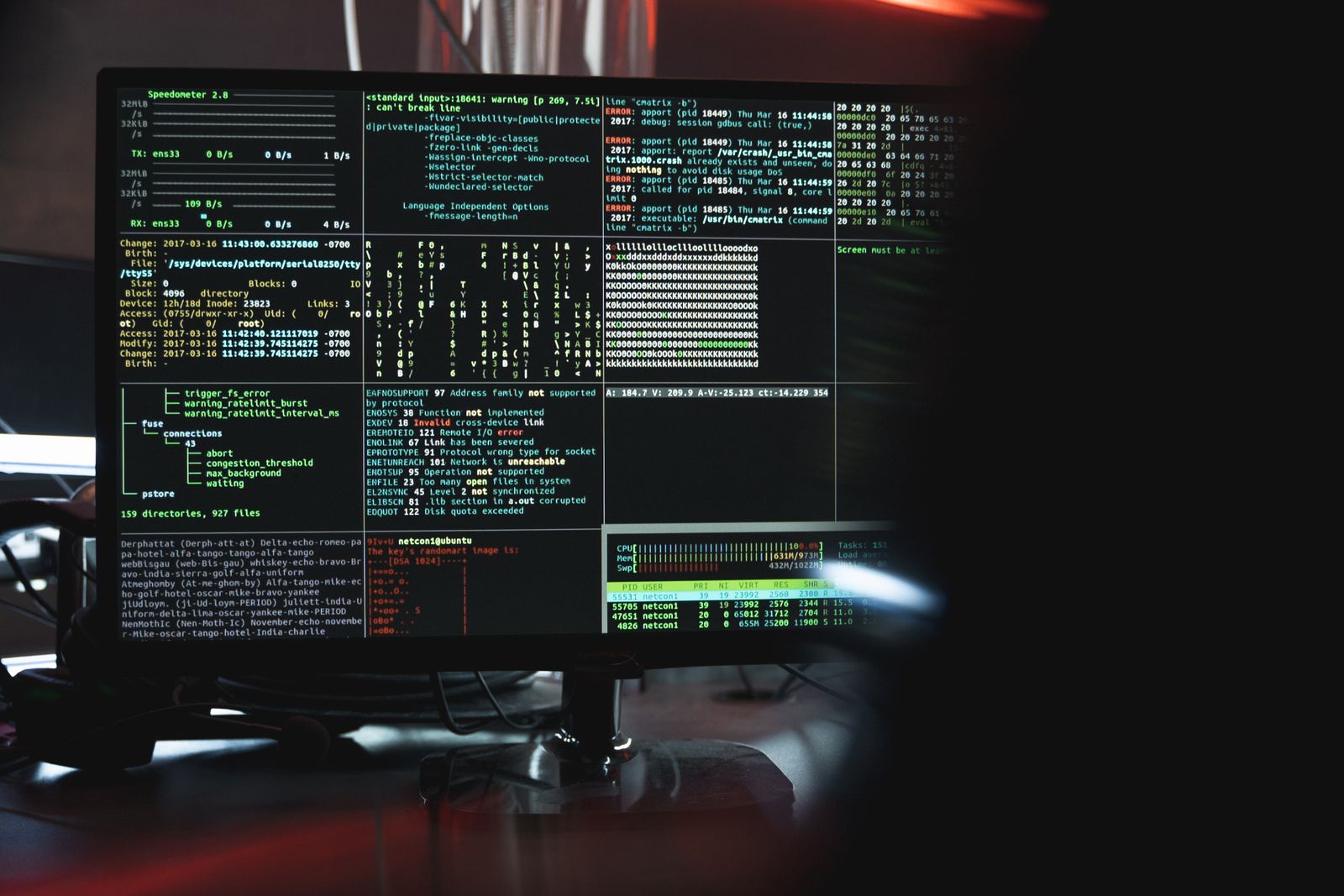 Monitor zeigt Hacking-Code – Symbol für einen Datenleck-Angriff