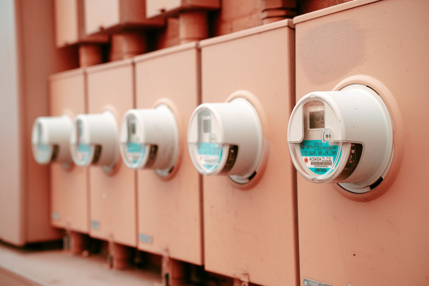 Reihe moderner Stromzähler für Energiemonitoring in Nahaufnahme