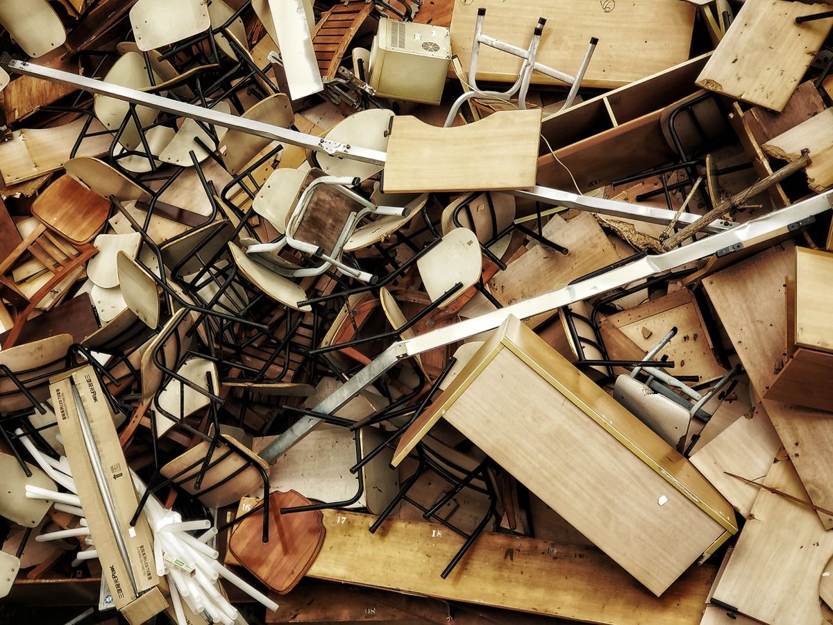 Haufen ausrangierter Holzmöbel, Stühle und Regalteile von oben