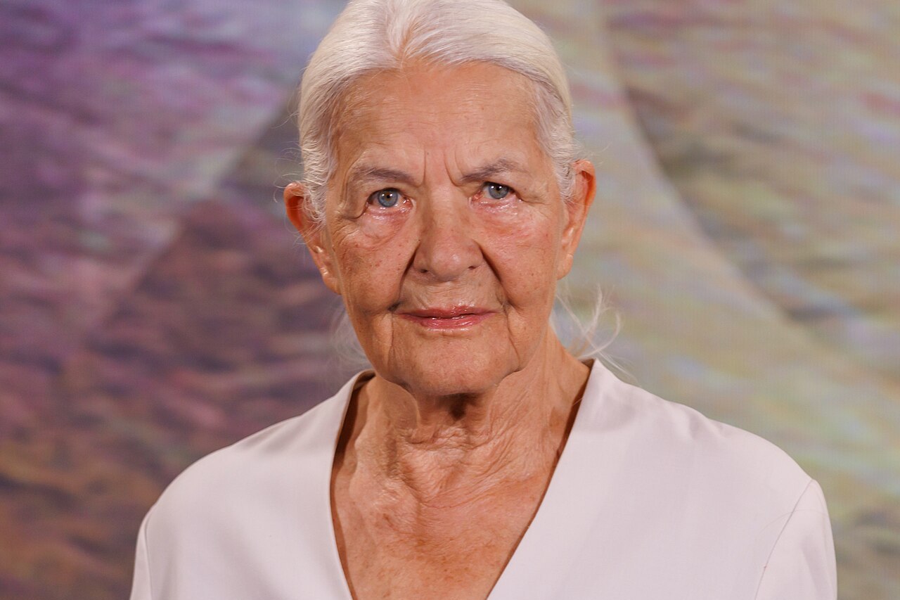 Hildegard Schmahl im Porträt beim Filmfestival Locarno 2025, mit weißem Haar und heller Bluse