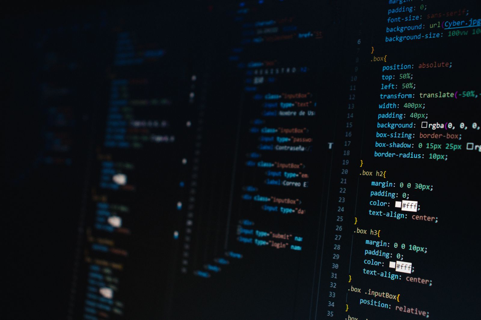 Bildschirm mit farbig hervorgehobenem HTML- und CSS-Code in einem Editor