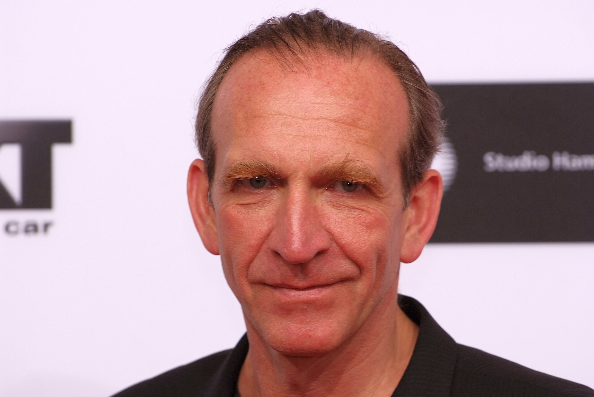 Jochen Nickel im Porträt vor einer Pressewand beim Studio Hamburg Nachwuchspreis 2012