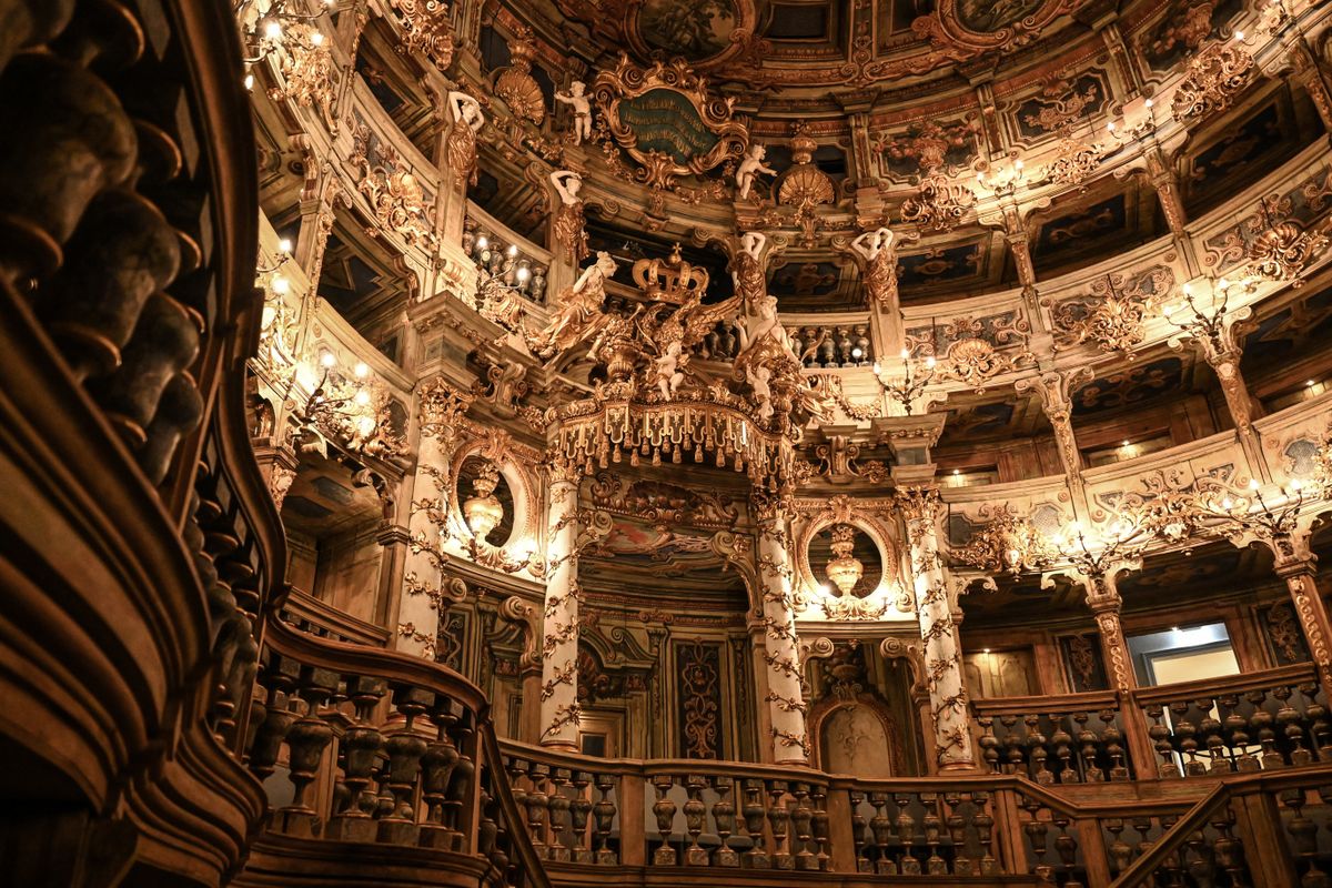 Reich verzierter barocker Theatersaal mit vergoldeten Rängen, Säulen und Fürstenloge