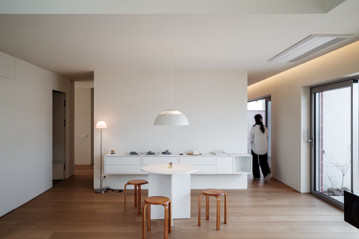 Helles minimalistisches Wohnzimmer mit klarem Sofa und wenigen Deko-Elementen
