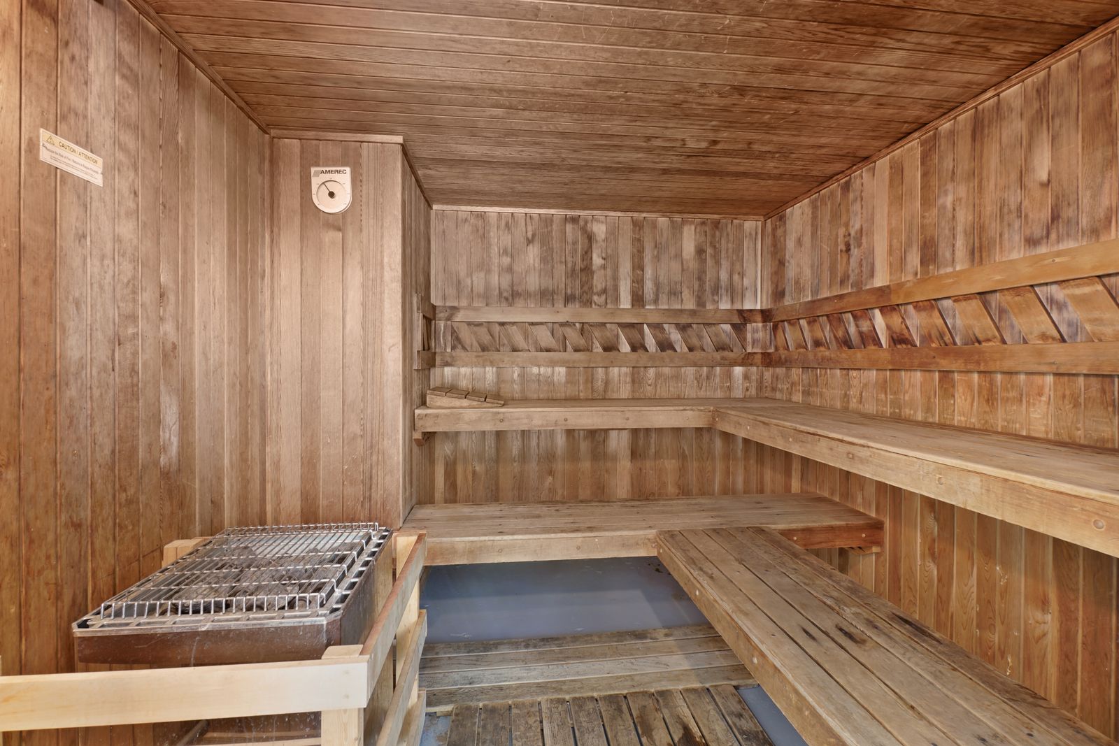 Leere hölzerne Saunabänke in einer traditionellen Sauna mit warmem Licht