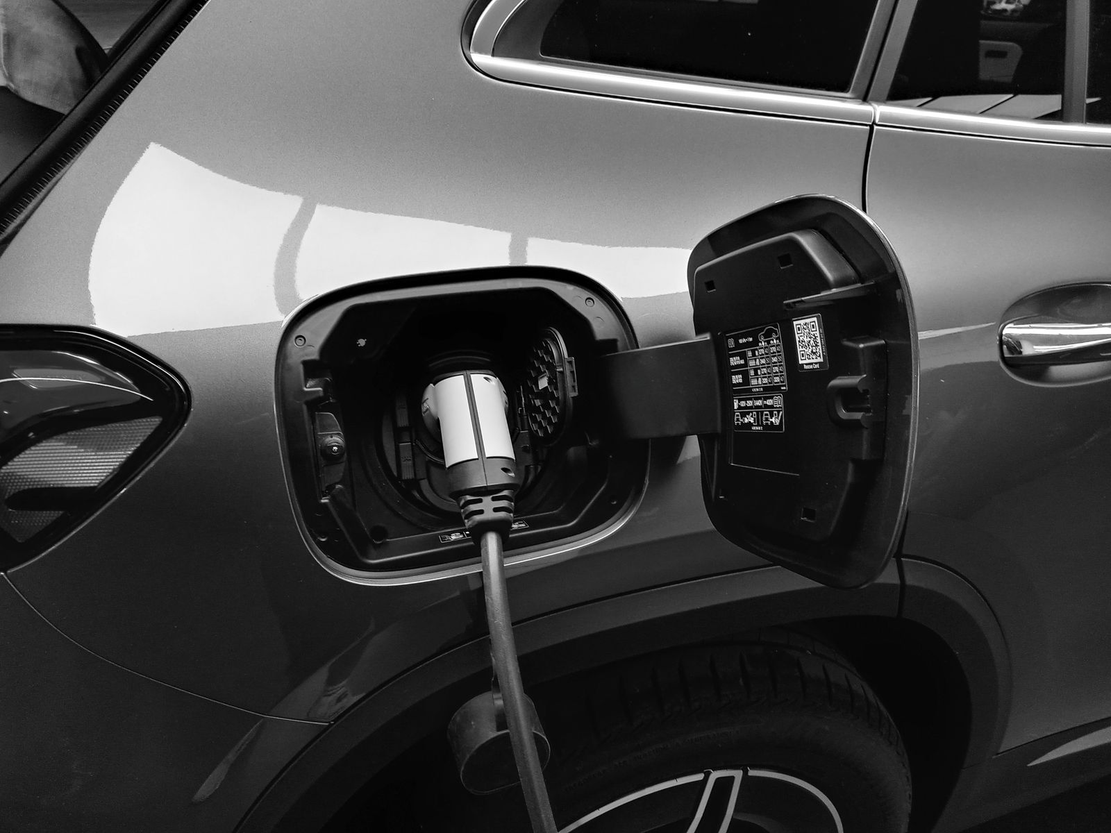 Modernes Fahrzeug-Cockpit mit Ladeanzeige und digitalem Armaturenbrett