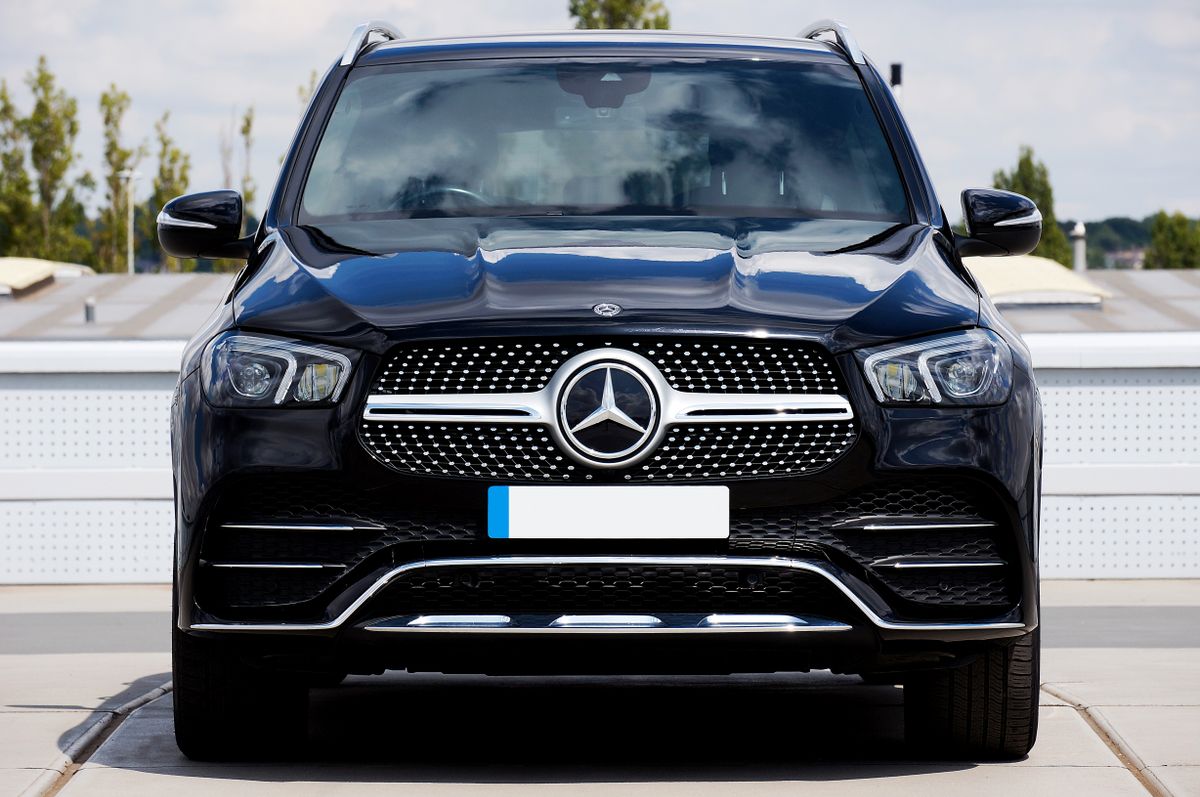 Schwarzes Mercedes-Benz SUV der GLE-Reihe frontal auf einem Parkdeck, das Kennzeichen ist unkenntlich gemacht